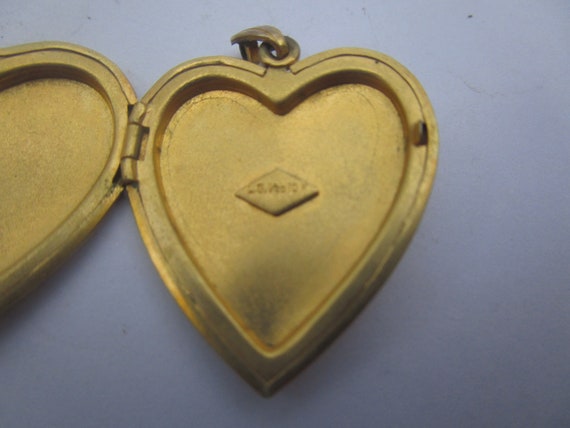 Vtg Beautifully Engraved Heart Shaped Photo LOcke… - image 4