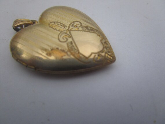 Vtg Beautifully Engraved Heart Shaped Photo LOcke… - image 5