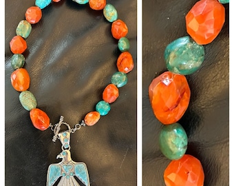 Colar feito à mão de turquesa e cornalina com alternância de prata esterlina e pingente de fênix