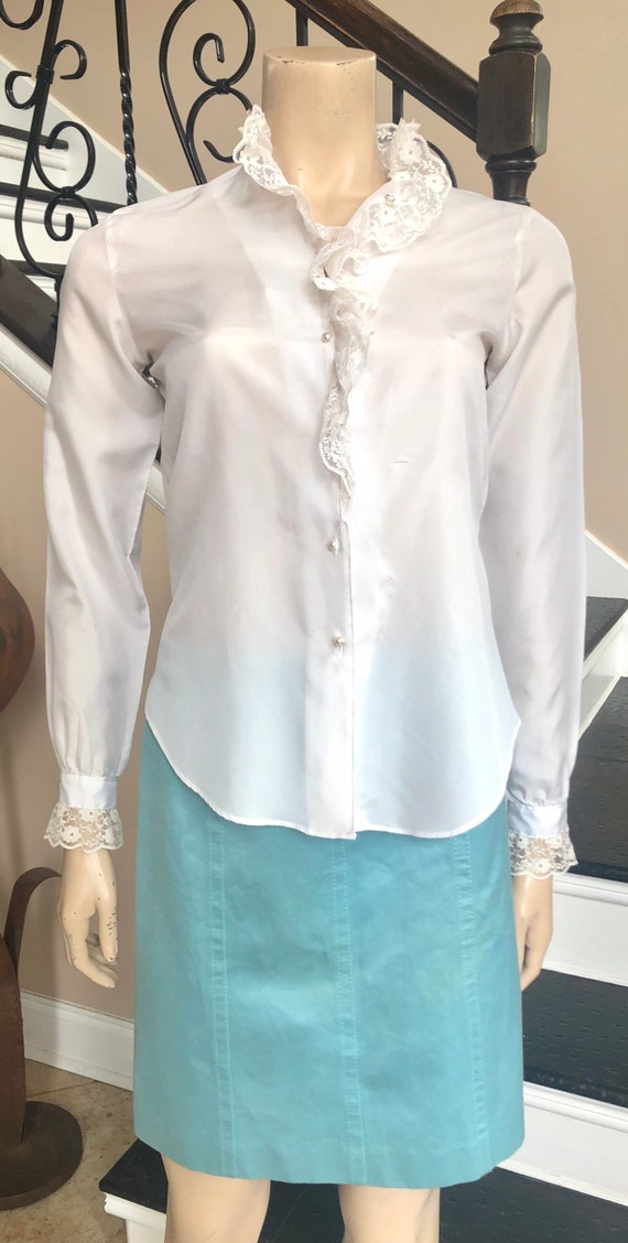 Nice Vintage White Ruffle and Pearl button up blo… - image 10