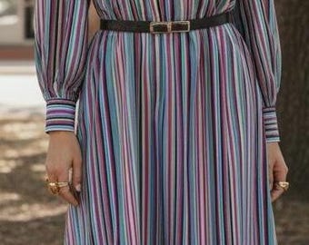 Vestido listrado vintage dos anos 80 com gola e cinto, fabricado nos EUA, tamanho pequeno.