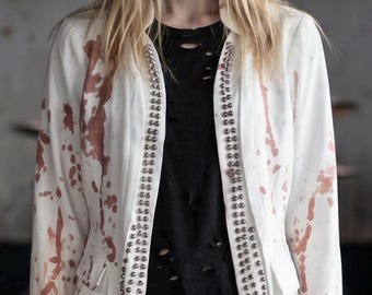 Jaqueta divertida de zumbi com tachas e sangue, inspirada em rock star / Halloween / Tamanho Grande