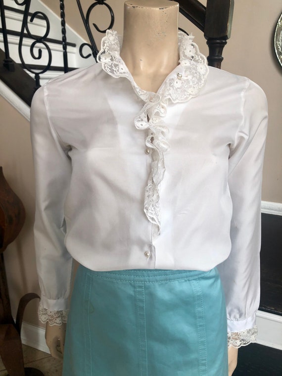 Nice Vintage White Ruffle and Pearl button up blo… - image 3