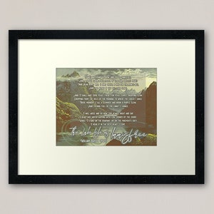 Puede incluir: Una ilustraci&oacute;n de estilo vintage de una escena de lago con un poema de William Butler Yeats. El poema se titula "The Lake Isle of Innisfree" y dice: "Me levantar&eacute; e ir&eacute; ahora, e ir&eacute; a Innisfree, Y construir&eacute; una peque&ntilde;a caba&ntilde;a all&iacute;, de arcilla y mimbre hecha; Tendr&eacute; nueve hileras de frijoles all&iacute;, una colmena para la abeja mel&iacute;fera, Y vivir&eacute; solo en el claro de la abeja. Y tendr&eacute; algo de paz all&iacute;, porque la paz llega cayendo lentamente, Cayendo de los velos de la ma&ntilde;ana hasta donde el grillo canta; All&iacute; la medianoche es todo un brillo, y el mediod&iacute;a un resplandor p&uacute;rpura, Y la tarde llena de las alas del jilguero. Me levantar&eacute; e ir&eacute; ahora, porque siempre noche y d&iacute;a Oigo el agua del lago chapoteando con sonidos bajos en la orilla; Mientras estoy en la carretera, o en las aceras grises, Lo oigo en el coraz&oacute;n profundo."