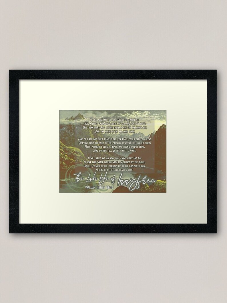 Puede incluir: Una ilustraci&oacute;n de estilo vintage de una escena de lago con un poema de William Butler Yeats. El poema se titula "The Lake Isle of Innisfree" y dice: "Me levantar&eacute; e ir&eacute; ahora, e ir&eacute; a Innisfree, Y construir&eacute; una peque&ntilde;a caba&ntilde;a all&iacute;, de arcilla y mimbre hecha; Tendr&eacute; nueve hileras de frijoles all&iacute;, una colmena para la abeja mel&iacute;fera, Y vivir&eacute; solo en el claro de la abeja. Y tendr&eacute; algo de paz all&iacute;, porque la paz llega cayendo lentamente, Cayendo de los velos de la ma&ntilde;ana hasta donde el grillo canta; All&iacute; la medianoche es todo un brillo, y el mediod&iacute;a un resplandor p&uacute;rpura, Y la tarde llena de las alas del jilguero. Me levantar&eacute; e ir&eacute; ahora, porque siempre noche y d&iacute;a Oigo el agua del lago chapoteando con sonidos bajos en la orilla; Mientras estoy en la carretera, o en las aceras grises, Lo oigo en el coraz&oacute;n profundo."