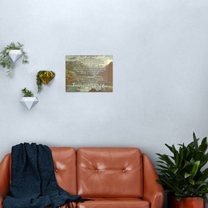 Puede incluir: Una impresi&oacute;n de estilo vintage con una escena de paisaje de monta&ntilde;as y un lago. El texto "I wish the haze free" est&aacute; escrito en una fuente de letra manuscrita en la parte inferior de la impresi&oacute;n.