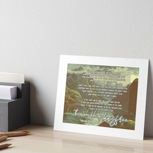 Puede incluir: Una ilustraci&oacute;n de estilo vintage de una escena de lago con monta&ntilde;as en el fondo. El texto "The Lake Isle of Innisfree" de William Butler Yeats est&aacute; impreso en la imagen.