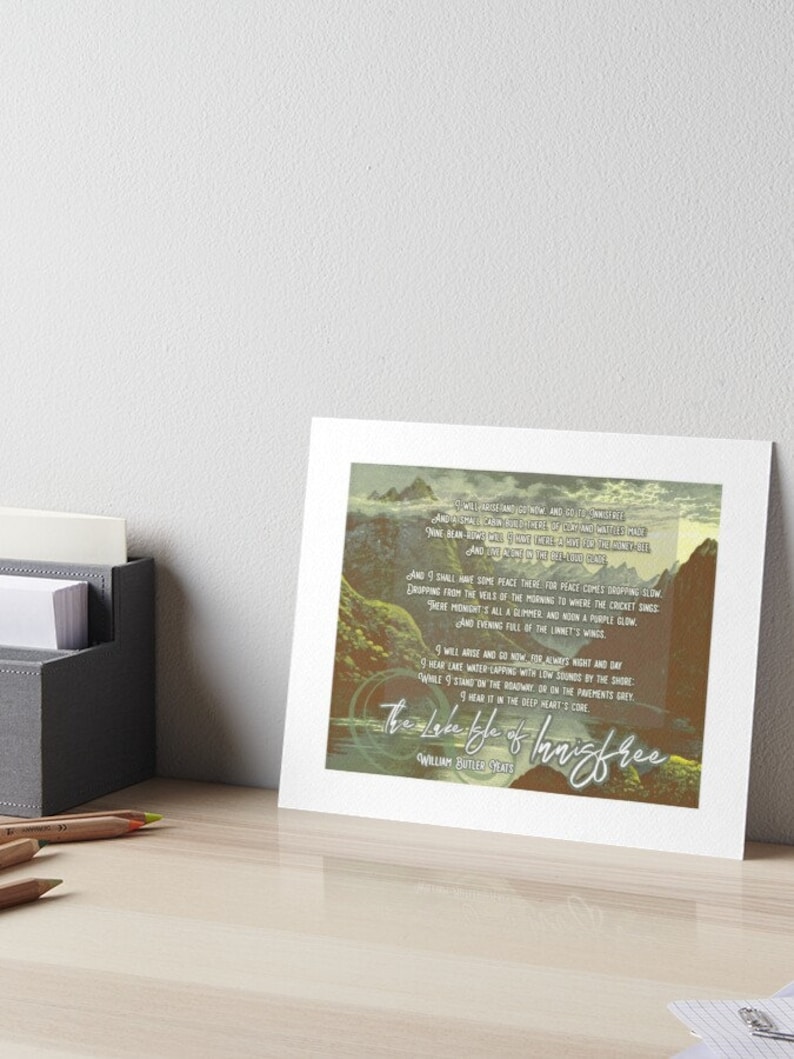 Puede incluir: Una ilustraci&oacute;n de estilo vintage de una escena de lago con monta&ntilde;as en el fondo. El texto "The Lake Isle of Innisfree" de William Butler Yeats est&aacute; impreso en la imagen.