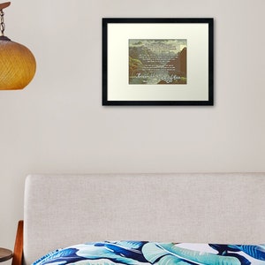 Puede incluir: Impresi&oacute;n enmarcada con una escena de paisaje de monta&ntilde;as y un lago. La impresi&oacute;n incluye un poema sobre la libertad y la belleza de la naturaleza. El poema dice: "Y he conocido la paz de las cosas salvajes, que se toman el tiempo para ser. Y he conocido la gracia de las cosas salvajes, que me ense&ntilde;an a ser libre."