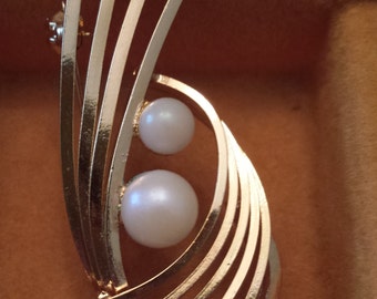 Vintage Gold Brooch with Pearl Accents