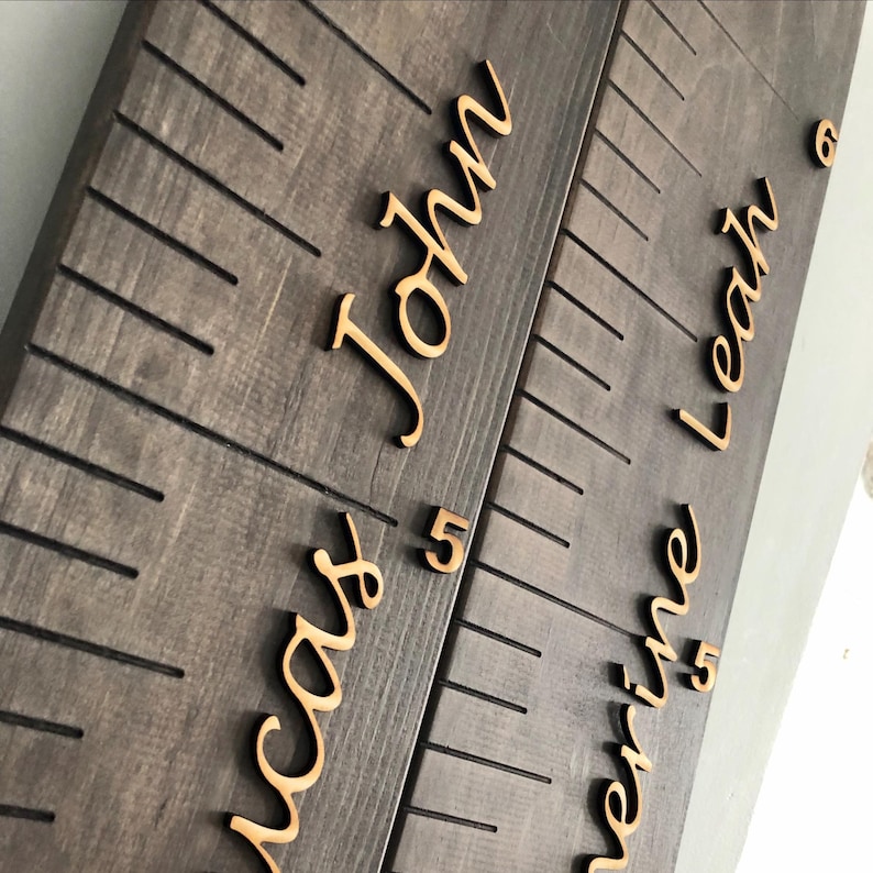 personalized wooden growth chart wooden growth ruler wood growth chart personalized name wooden numbers engraved lines immagine 1