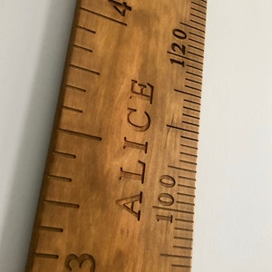 Schoolliniaal groeimeter houten groeimeter houten groeimeter gegraveerde naam gegraveerde cijfers gegraveerde lijnen
