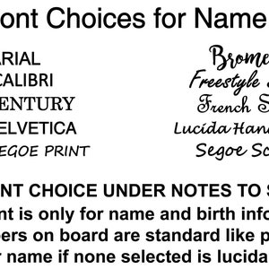 Pu&ograve; includere: Un elenco di scelte di font per un nome, tra cui Arial, Calibri, Century, Helvetica, Segoe Print, Bromello, Freestyle Script, French Script, Lucida Handwriting e Segoe Script. Il testo indica anche che il font predefinito per il nome &egrave; Lucida Handwriting se non viene selezionato nessuno.