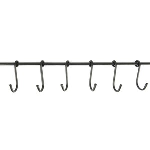 Könnte beinhalten: Schwarzer Topfhalter aus Metall mit sechs Haken. Der Halter ist mit einer Halterung an jedem Ende an einer Wand befestigt.