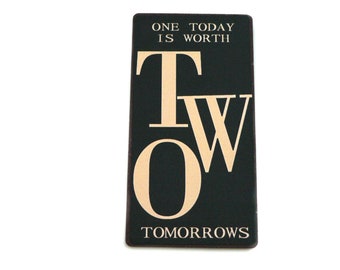 Aimant de réfrigérateur avec inscription 'One Today is Worth Two Tomorrows' 10 x 5 cm