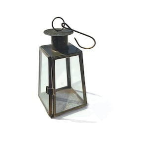 Op de afbeelding: Een kleine lantaarn in vintage-stijl met een rechthoekige glazen behuizing en een metalen frame. De lantaarn heeft een scharnierende deur en een handvat om te dragen. Het metaal heeft een donkere, verouderde afwerking. De lantaarn is ontworpen om een kaars te bevatten.