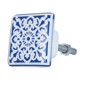 Peut inclure: Bouton de porte carré en céramique avec un motif floral bleu et blanc.