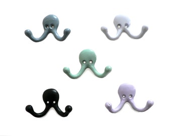 Puede incluir: Cinco ganchos dobles con forma de pulpo en diferentes colores: azul claro, blanco, verde claro, lavanda y negro.