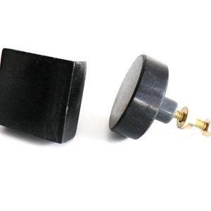 Può includere: Due pomelli per armadietti quadrati e rotondi neri con una vite e un dado in ottone.