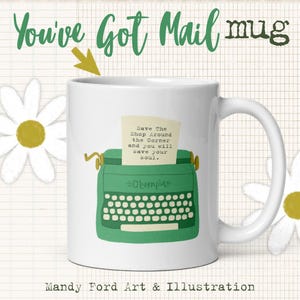 Op de afbeelding: Witte keramische mok met de tekst "You've Got Mail mug". De mok heeft een groene typemachine-illustratie met de tekst "Save The Shop Around the Corner and you will save your soul". De naam van de kunstenaar, Mandy Ford, staat onderaan.