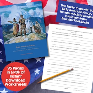 K&ouml;nnte beinhalten: Ein blaues Buch mit dem Titel "Early American History" mit einer historischen Illustration, Arbeitsbl&auml;ttern und einem Bleistift. Der Text lautet "95 Pages in a PDF of Instant Download Worksheets" und "Unit Study to go with the Early American History for Intermediate Grades curriculum from Beautiful Feet Books."
