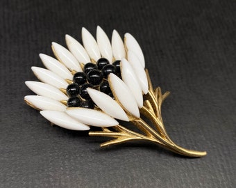 c1960 Corona Trifari Daisy Broche, Vintage Retro Firmado Lucite Blanco y Negro o Diseñador de Flores Figurales Termoestables Pin Oro Tono Primavera Verano