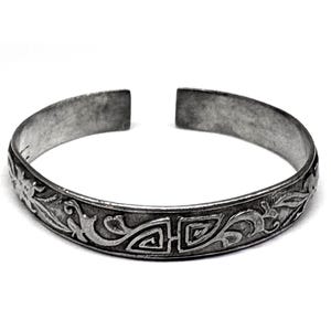 Può includere: Una tazza di ceramica bianca con manico nero e la scritta "But First, Coffee" in grassetto nero. La tazza è appoggiata su una superficie di legno. La tazza è alta circa 10 cm.