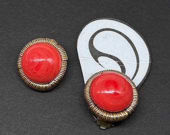 70er 80er Jahre French Couture Francoise Montague Attr. Gegossene gewirbelte Kunst Glas Korallen Farbe klobige Ohrclips 1970er 1980er Frankreich Designer Rot