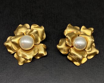 Niet-ondertekende Franse Camellia Oorbellen Vintage jaren 1960 Jaren 1970 Designer Couture Statement Runway Verguld Metaal & Faux Glass Pearl Clip On Made in France