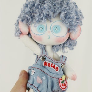 Mini muñeca de trapo con ojos de botón - 16 cm Linda muñeca hecha a mano con cara de dibujos animados pintada a mano, mini muñeca de cabello rizado azul grisáceo