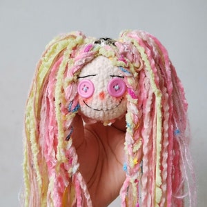 Crochet Punk Button Augen Puppenkopf Schlüsselanhänger, Y2K Taschenanhänger, Hightlight Harajuku style Strick Accessoire, Puppentaschenanhänger