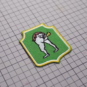 Aufnäher/Aufbügel-/Magnet-Motiv – Lustiges Geschenk für Gamer – Kingdom Come: Deliverance 2 – Das Loch-Tavernenschild