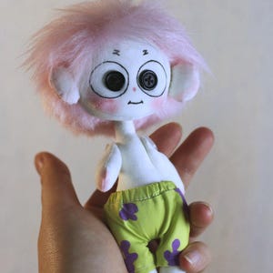 Boneca antropomórfica inspirada em Patrick Star - Amigo de pelúcia rosa e brincalhão - Boneca de pano pintada à mão + olhos de botão - Boneca fofa feita à mão de 16 cm