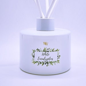 Peut inclure: Diffuseur en céramique blanche avec une étiquette blanche indiquant "White Eucalyptus" et un motif de feuilles vertes. La bouteille est dotée de bâtonnets diffuseurs blancs.