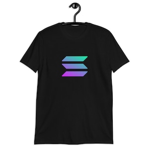 Può includere: Maglietta nera con un logo sfumato di tre linee angolari sovrapposte in tonalità di turchese, blu e viola.