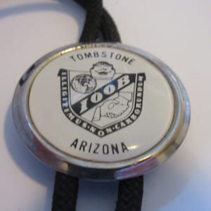 Arizona Bolo Tie-Silver Tone Tombstone 100B Cowboy Cowgirl Southwestern Round Bolo Tie IC Lot 33