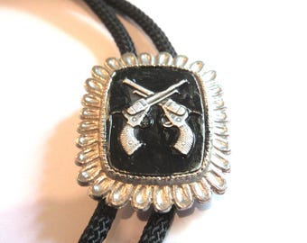 Guns Bolo Ties, Vintage Crossing Dual Pistols Revolvers Pewter Tone in Shield Bolo Tie IC Lot J
