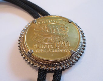 Corbata bolo vintage del Jamboree Scout de 1993: "Un puente hacia el futuro" Lote IC D1