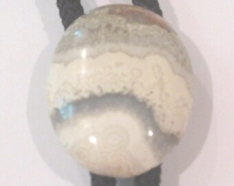 Corbata de bolo de piedra gris hecha a mano: piedra ovalada rayada, cordón de 89 cm (IC Lote FL1)