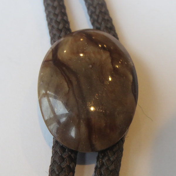 Corbata bolo ovalada de piedra marrón hecha a mano, cordón de nailon IC Lote 23