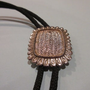 Costume Womens Ornate Silver Tone Southwestern Style Engraved Shield Bolo Tie IC Lot G1