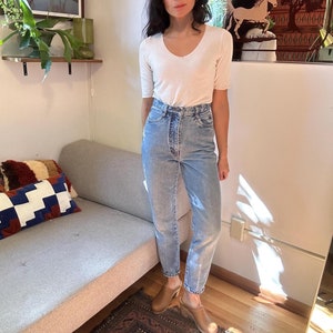 vintage 80s high waist light wash jeans XS 0 24 denim mom jeans boyfriend slouchy jeans