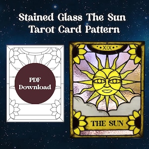 Puede incluir: Un patrón de vitral para una carta de tarot que representa la carta del Sol. La carta está en un estilo tradicional con un sol amarillo con una cara y rayos, rodeado de nubes y girasoles. La carta está etiquetada como "XIX" y "EL SOL".