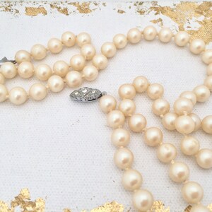 Schillernde Einzelstrang Perlenkette geknüpfte einzigen String Creme Kunstperlen Vintage Matt schillernde Perle Halskette Strass Spange
