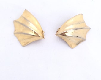 Gold Vintage clip on Earrings, Large Wing shaped 80s Earrings, Winged Clip on Earrings, 1980s Ghetto Gold Earrings 80s Vintage earrings