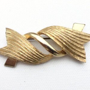 Large textured Vintage Gold Brooch, Gold Ribbon Brooch, Big Bold Brooch 1960s Costume Jewelry, Gold Mid Century Brooch Abstract Gold Pin