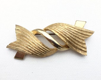 Large textured Vintage Gold Brooch, Gold Ribbon Brooch, Big Bold Brooch 1960s Costume Jewelry, Gold Mid Century Brooch Abstract Gold Pin