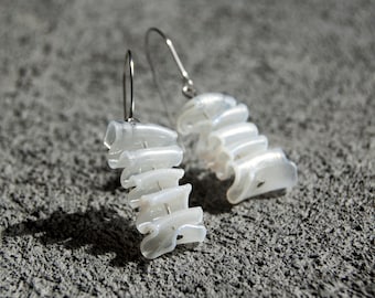 White mother-of-pearl effect pendant earrings, Handmade earrings, Modern earrings, Eco-sustainable handmade jewel