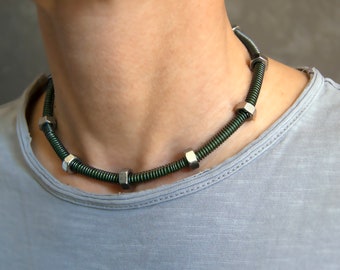 Collar de cuello redondo para mujeres y hombres, collar verde oliva unisex, collar de cuello redondo de acero mínimo, collar de metal hecho a mano con resortes hechos a mano