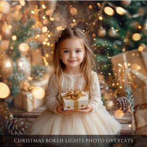 Peut inclure: Une jeune fille en robe crème tient une petite boîte cadeau avec un nœud doré. L'arrière-plan présente des lumières et des décorations de Noël. Le texte en bas indique "CHRISTMAS BOKEH LIGHTS PHOTO OVERLAYS."